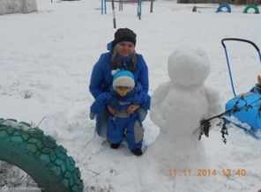 слепили с сыном снежную бабу
