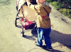 Артем помогает маме!
