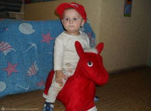 На лошадке в красной шапке!