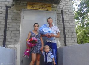 возле роддома 28.07.2014,наша счастливая семья!!!!!!