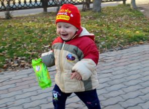 убегает от мамы=)