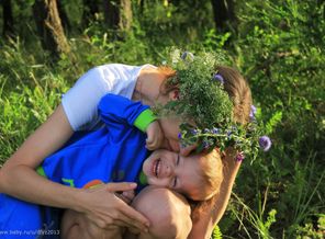 "К тебе прикасаюсь – ласково. Приподымаю – бережно. Эти в цвет неба глазки, Мне ли смеются нежно? "