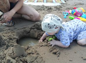 как мы с дядей анваром на солнышке в песочек играли