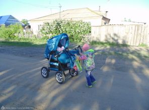 Первая прогулка с братиком))