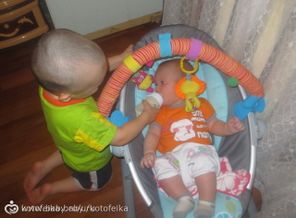 средний сынок кормит младшего)