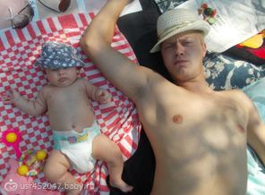 ...на папу)) у них даже позы одинаковые