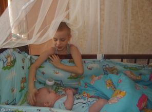 Старший помогает с младшим