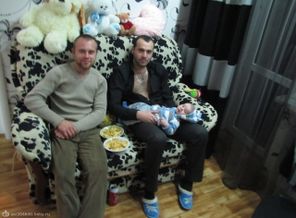 мужики смотрят футбик=))