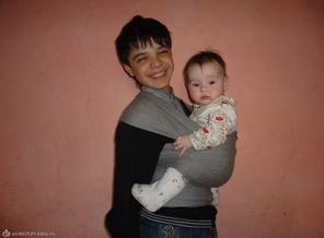 а мы не напрягаемся-в слинге на братце катаемся!