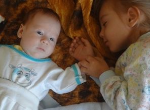Сестричка спит ,она устала