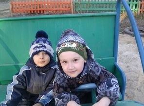сын с другом.
