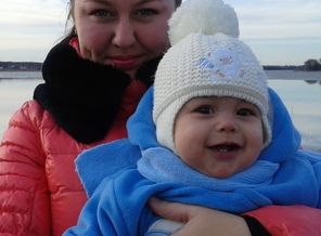 Поцелую нежно мягкую ручонку, Прикоснусь губами к носику едва, Сердце замирает от любви к сыночку, Для меня нет в мире лучше существа!