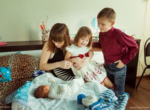 Старшие знакомятся с младшим братиком