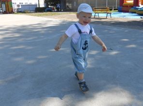 Мама сшила мне новый комбинезончик...