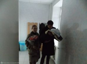 выписка из роддома) счастливый папа забыл про жену напрочь)