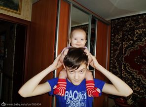 У старшего братика на ручках так классно!!!
