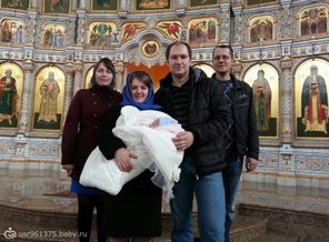 Вот и покрестились (на фото Юлечка, мама, папа и крестные)