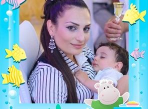 Спит под громкую музыку)