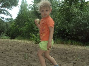 дочка на природе
