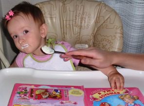Кушать с мамой творожок больше не желаю! Дайте ложку мне самой, я уже большая!
