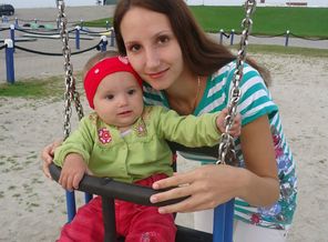 Мама и дочка. Как вы похожи - Схожи улыбки, движения схожи...