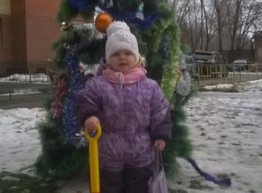 Во дворе у ёлочки))