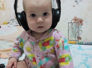 балдеет от наушников.