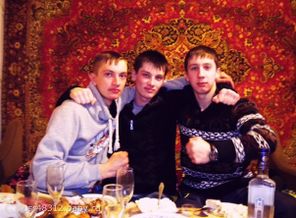 парень с друзьями (по середине)