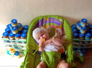 Еще сидеть не умею, но ем уже сама)