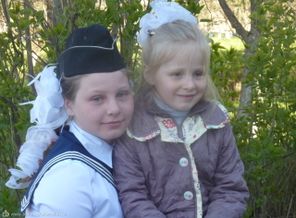 Ангелина и Полина на параде.