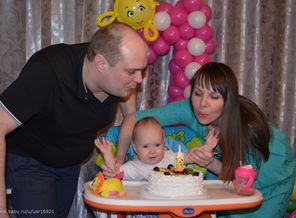 Главный момент - именинница загадала желание (по секрету: побольше интересных игрушек) а мама с папой помогают в его осуществлении...