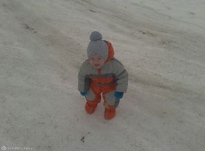 первая прогулка на своих ножках)