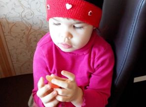 связала шапочку дочке