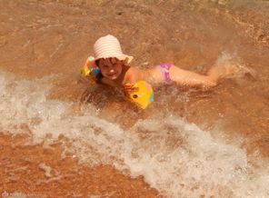 Чтобы не болеть, я дружу с солнышком и морской водичкой!)