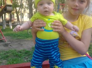 сынуля со своей молодой няней))