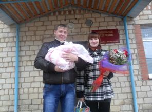 счастливые родители едут домой