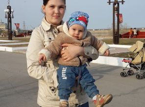 мама меня на ручки взела