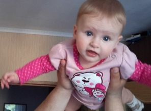 Аришенька с папой летают по квартире