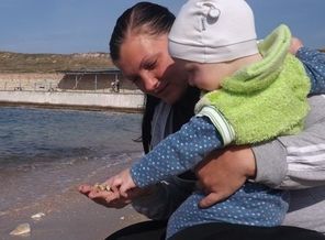 с любимым мальчиком рассматриваем камушки